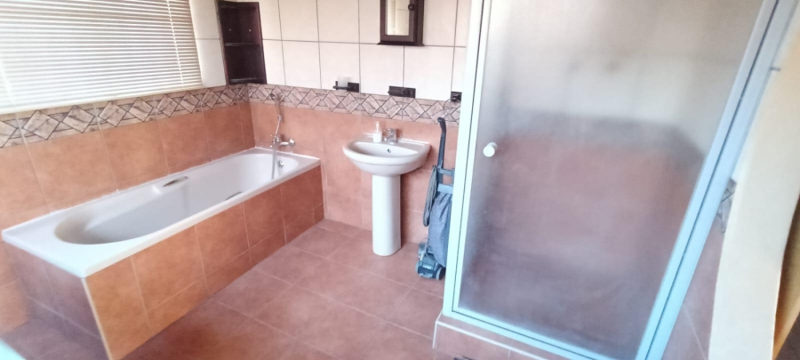 4 Bedroom Property for Sale in Langenhovenpark Free State
